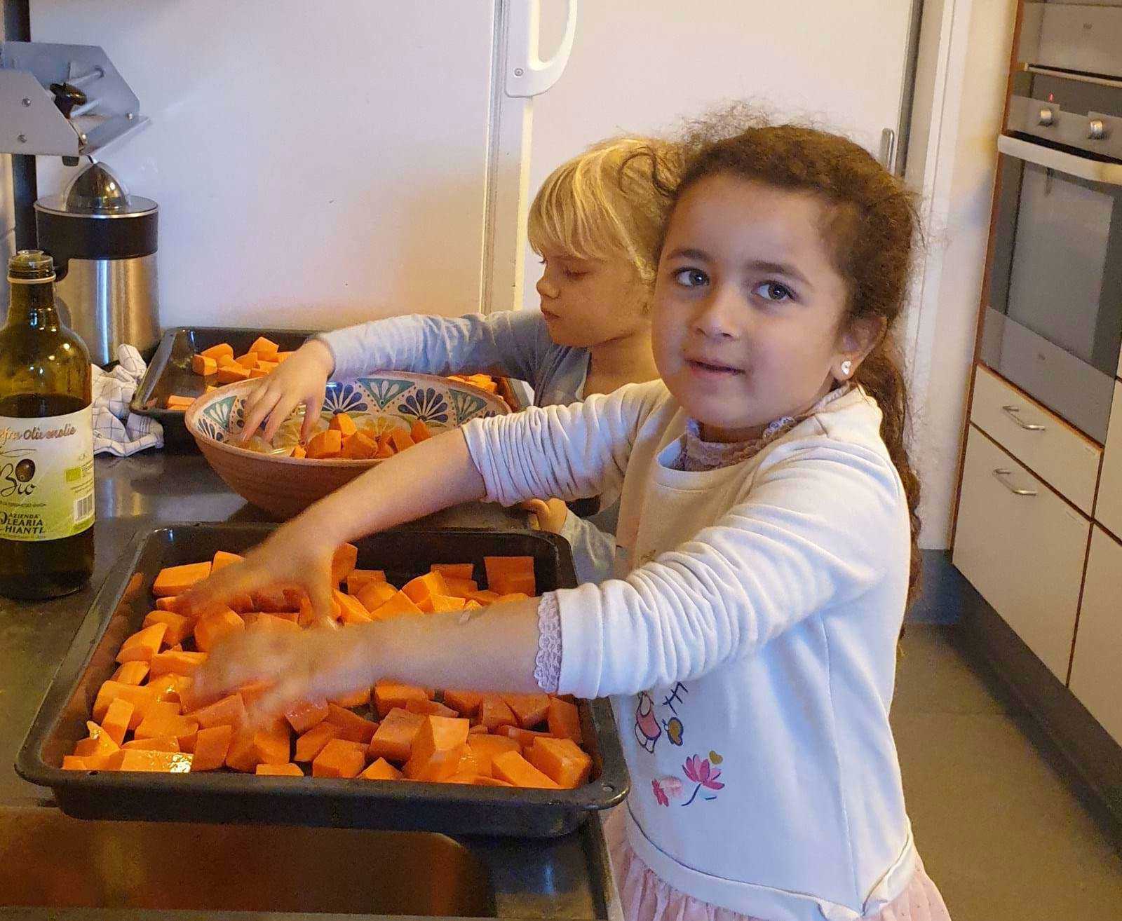 Børn laver mad til frokost