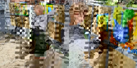 Børn maler flotte malerier - det er altid en stor succes, når vi sætter lærred op, så børnene kan udtrykke sig kreativt