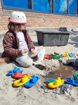 Børn leger i sandkassen - børnene har mulighed for både at lege i mindre og større grupper