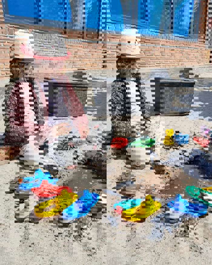 Børn leger i sandkassen - børnene har mulighed for både at lege i mindre og større grupper