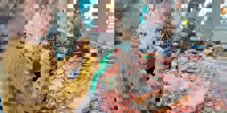 Børn klipper og klistrer - nyt laves ud af gamle ting