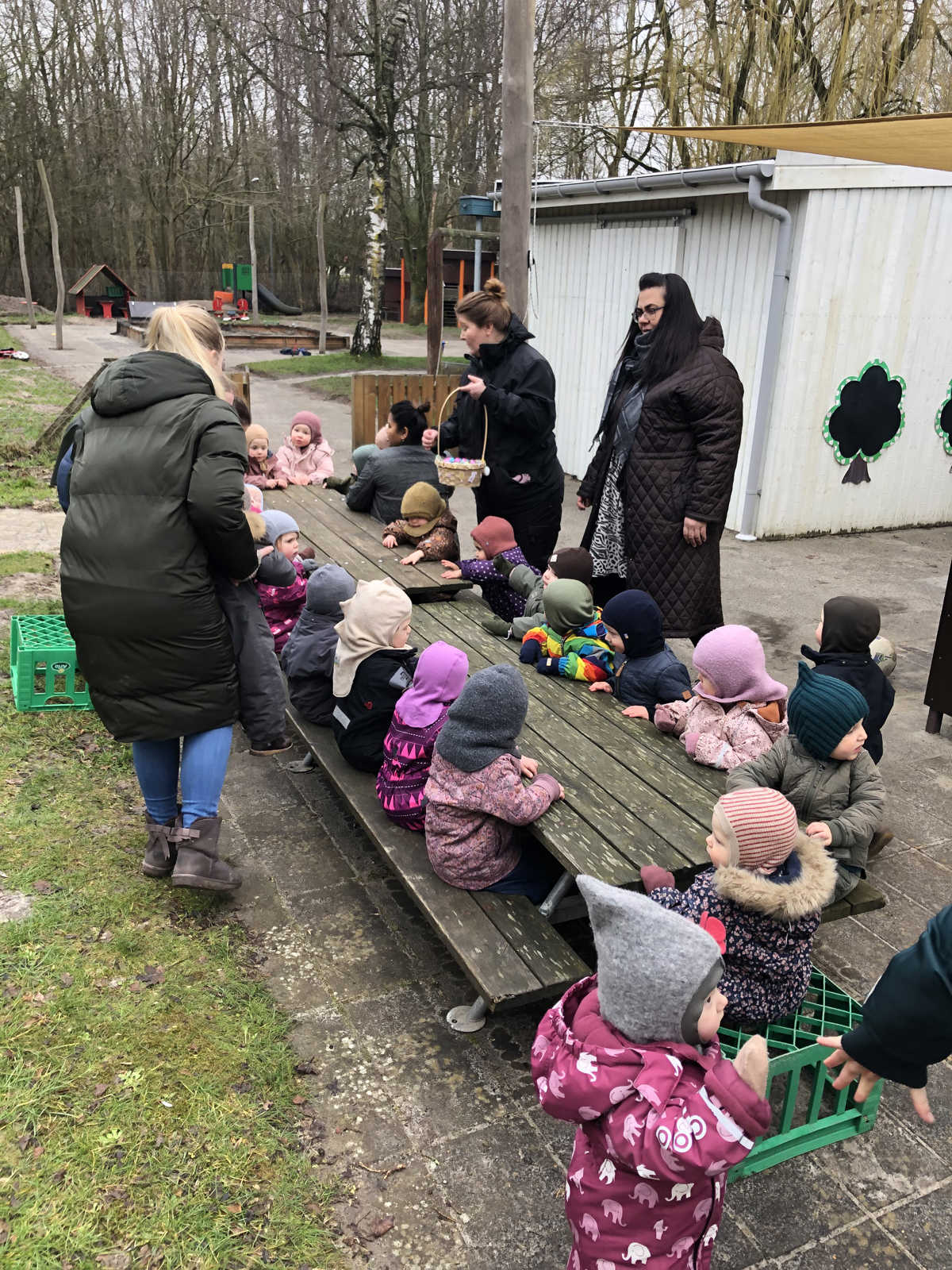 Børnene er på legepladsen