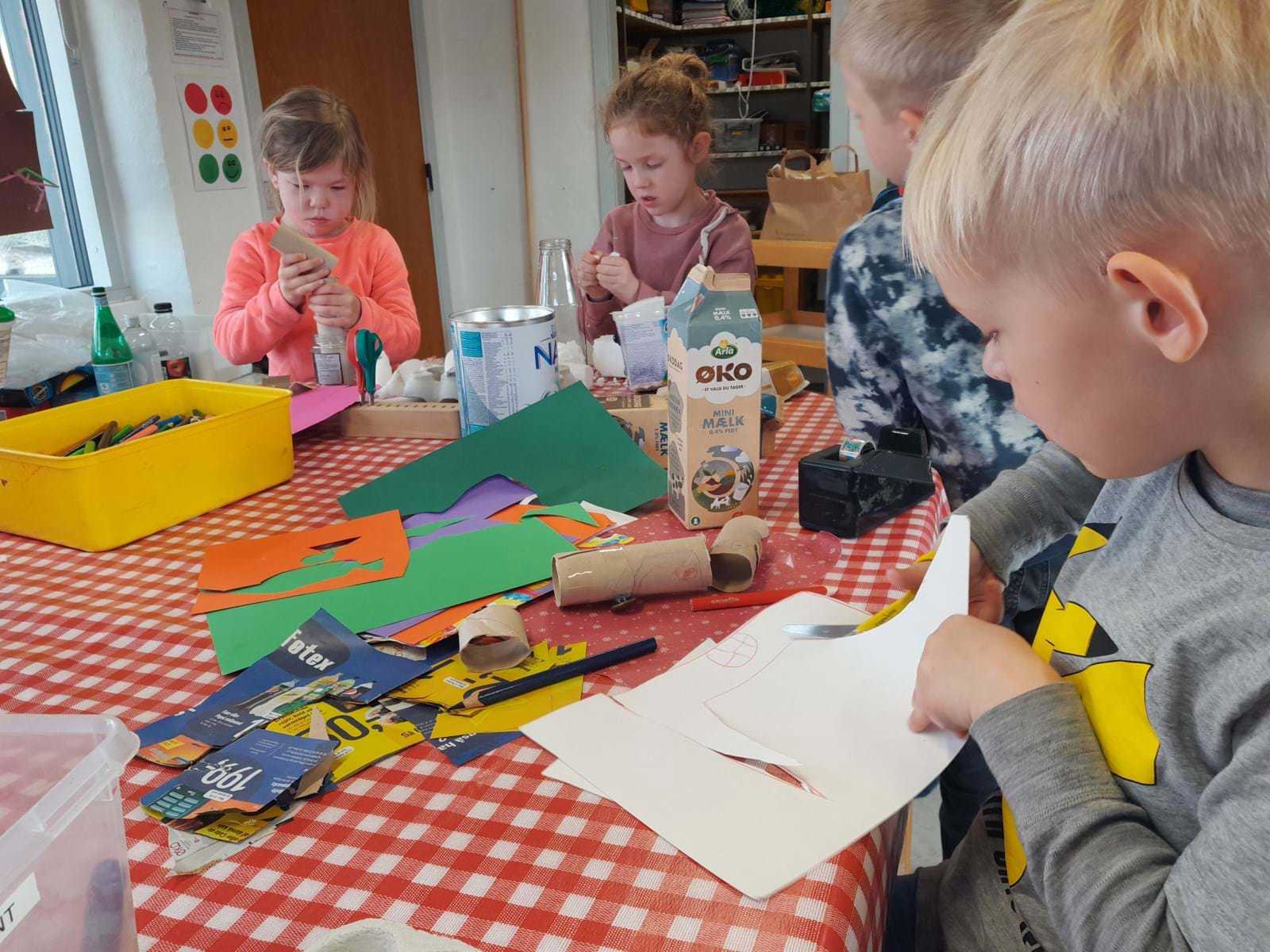 Børn laver kunst ud af skrald - fantasien sættes i gang, når børnene f.eks. omdanner affald