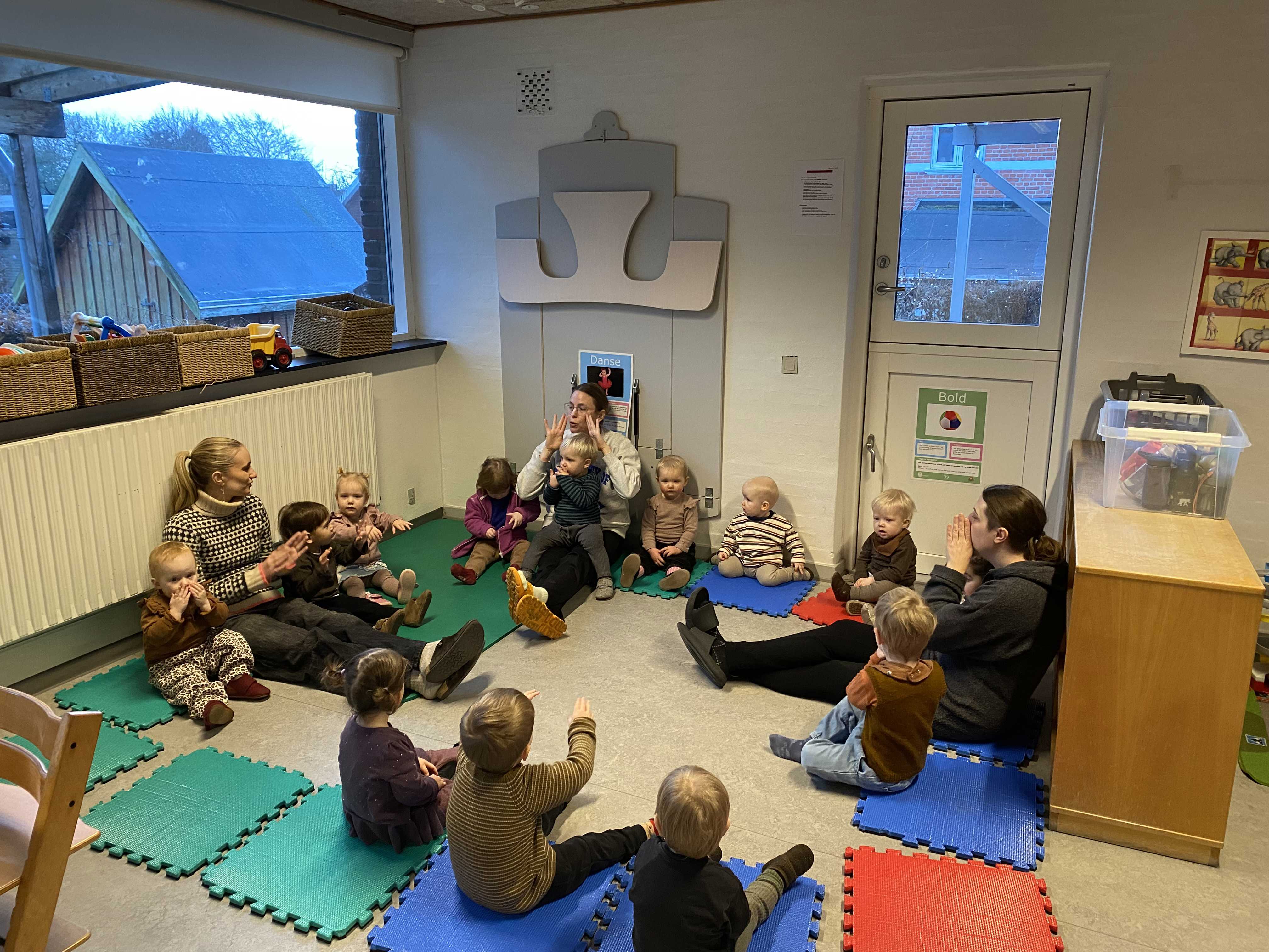 Samlingen er et vigtigt punkt i vores hverdag. Vi gør meget ud af at bruge sange med fagter, så de mindste børn uden sprog også kan være med.