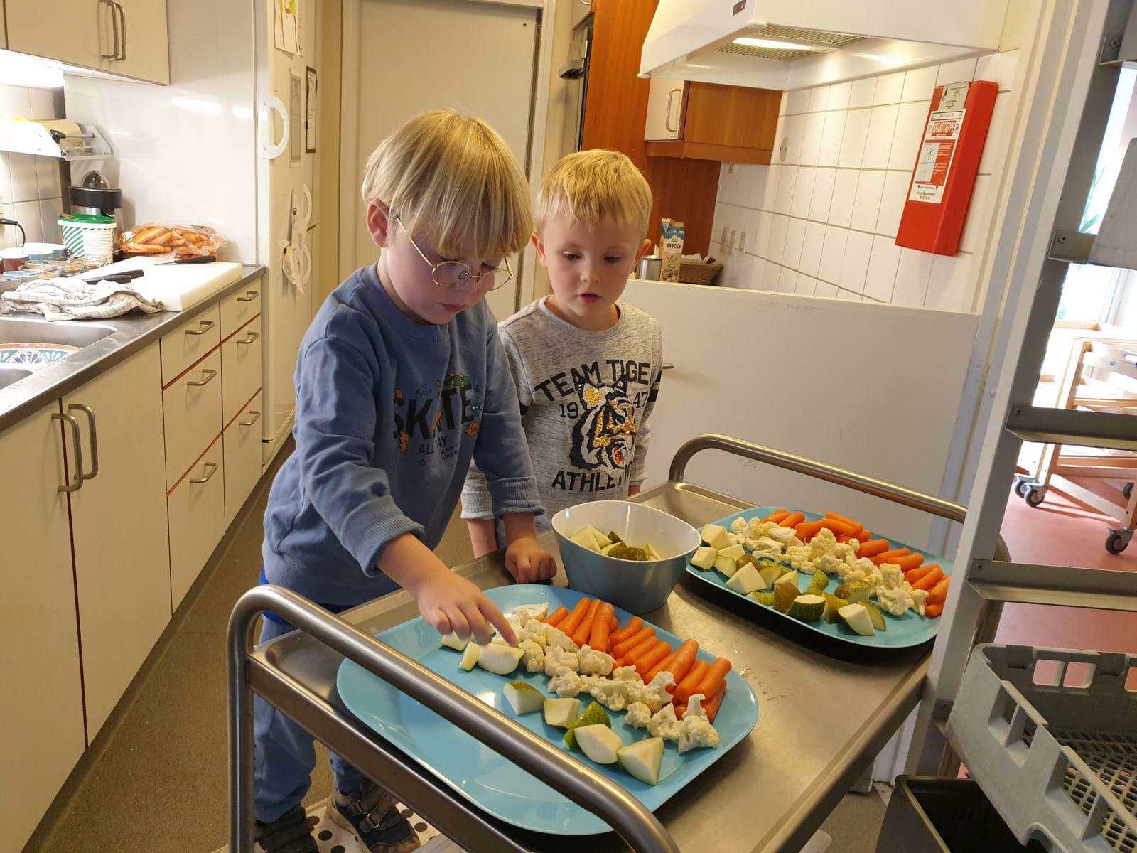 Børn laver mad til frokost